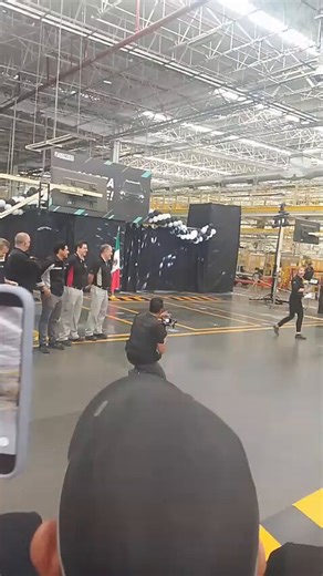 🔴 ADIÓS COMPASAl son de "Pelea de Gallos", trabajadores despiden a la planta automotriz en Aguascalientes, de donde sale el carro número 464, el último fabricado en nuestra entidad.