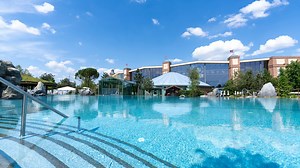 Huge European waterpark opens new outdoor pool & swim-up bar