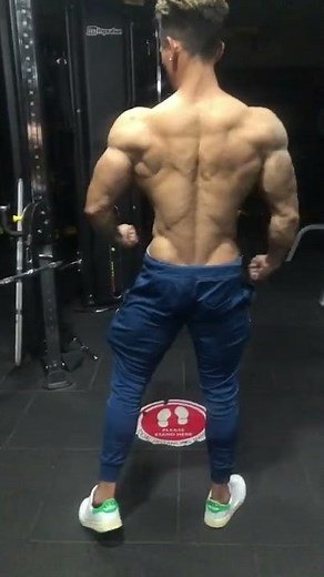 Flexing back muscles 💪🏻 #gym #fyp #flex #athlete #bodybuilding #body #trending #viral