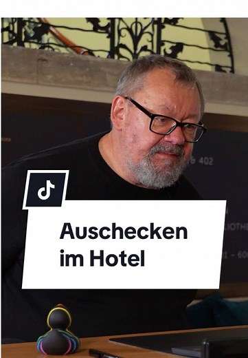 Janusz hat im Hotel übernachtet und checkt jetzt aus – nur die Zimmerkarte hat er im Zimmer vergessen. Zum Glück kein Problem! 🏨 Habt ihr alles verstanden? #hotel #checkout #easygerman #lerndeutsch