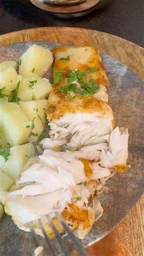 Șalău la tigaie cu cartofi natur și sos de unt #fblifestyle