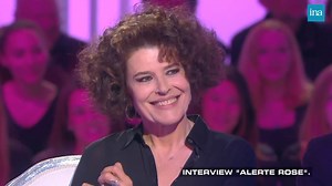 L'ENVOÛTANTE FANNY ARDANT 🔥🐍 Quand l'actrice parle d'amour, sa volupté fait des ravages sur le plateau ! Après avoir évoqué son père militaire et son dernier film, Thierry Ardisson lui propose une interview « Alerte Rose ». 🖋 Fanny Ardant cite Marguerite Duras : « Attendre l’amour, c’est déjà de l’amour ». Thierry Ardisson dans "Salut Les Terriens !" | Canal | 04/01/2014 | INA Arditube