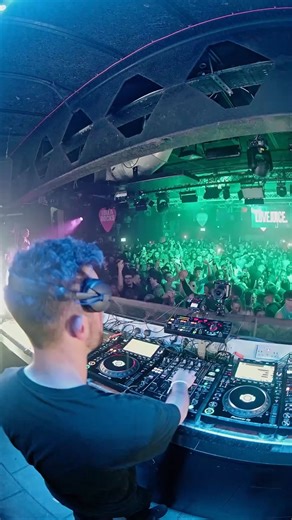 5.7K views · 10K reactions | djs don’t want you to know about this remix  90s rave bangers only 裡 DJs and tech house heads the track ID is in the comments  roll on the next LoveJuice day rave, Sat 30 March 欄 #dj #rave #raves #raving #techhouse #edm #trackid #housemusic | Sammy Porter | Facebook