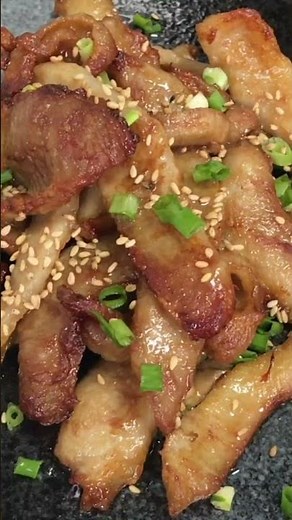 香而不膩的豬頸肉，不少油脂都已經烤了出來，肉質也很棒，可以輕易咬開，邊邊位十分酥脆～