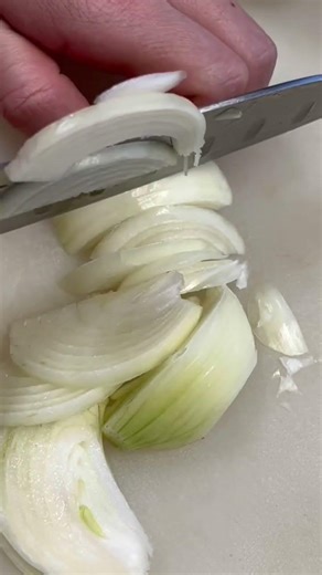 玉ねぎをスライスする【たけのこのカレー炒め】