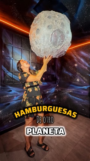 ▀▄▀▄▀▄ 𝐑𝐞𝐜𝐨𝐦𝐞𝐧𝐝𝐚𝐜𝐢𝐨𝐧𝐞𝐬 𝐆𝐚𝐬𝐭𝐫𝐨𝐧𝐨𝐦𝐢𝐜𝐚𝐬 𝐲 𝐓𝐮𝐫𝐢𝐬𝐭𝐢𝐜𝐚𝐬 ▀▄▀▄▀▄ on Instagram: "🍔 Hamburguesas de otro planeta 🚀 Fuimos a conocer @zodiaco.burgers, la nueva hamburguesería que abrió hace apenas un par de meses… y mamita, esto es otro nivel. 🌌 El lugar es gigante, con 2 pisos, todo ambientado en el espacio, la galaxia y los signos. Ideal para festejos, con promos todos los días, DJ los sábados y, a veces, tarotista o mago. Además, tienen coctelería de autor, toda