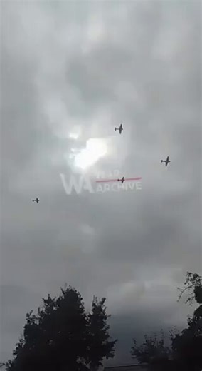 ロシア上空を飛行するウクライナ軍の無人機・ドローンの群れ機影がプロペラ戦闘機に見え、まるで第二次世界大戦時の風景ウクライナは5月16〜17日にかけてロシア国内に対し500機以上の大規模ドローン攻撃を行った。