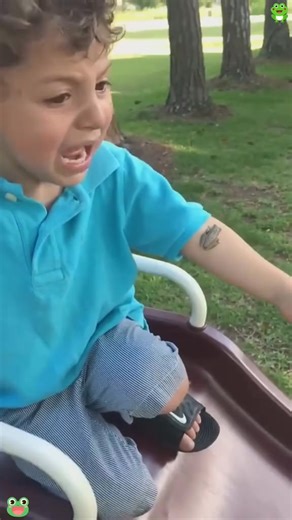 Baby sees a frog for the first time🐸🤣🙀#funnyvideos #fyp #usa #kids #kidsoftiktok #prank #baby #frog | Funny••Yolo