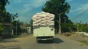 Ngawi Indonesia Oktober 7 2024 Overloaded Stock Footage Video (100% Royalty-free) 3616579965 | Shutterstock