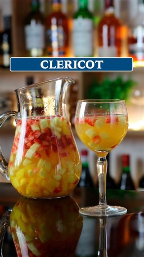 Puma Ricardo 🍸 | Bar Business on Instagram: "Receita de Clericot para as festas de final de ano. Adapte a receita ao seu paladar isso é o mais importante. Deixe na geladeira e sirva beemmm frio. 🍷🍑🍍🍓 Beba Menos, Beba Melhor. #clericot #receitas #coquetelaria #drinks #natal"