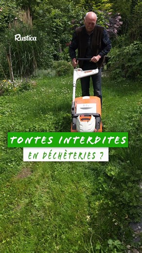 La tonte de gazon est non seulement une bonne source de matière organique pour le compost, mais elle peut aussi servir de désherbant naturel et d'engrais pour le jardin. #Compostage #DésherbantNaturel #EngraisNaturel | Rustica