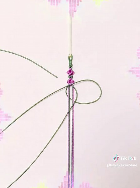 Super easy four-petal flower bracelet tutorial 🌸Added a little happy filter for sunday vibes ✨Wishing you a lovely weekend and happy making 🤍#diy #diytutorial #charm ##craft #easycrafts