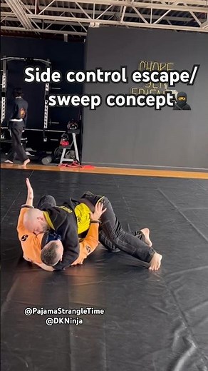 Side control escape and sweep #bjj #jiujitsu #sidecontrol #sweep #escape #selfdefense