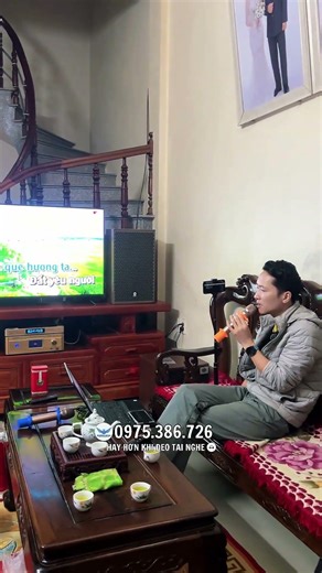 Nodding repeatedly, I agree that the sound quality of the VA12pro karaoke system is excellent.