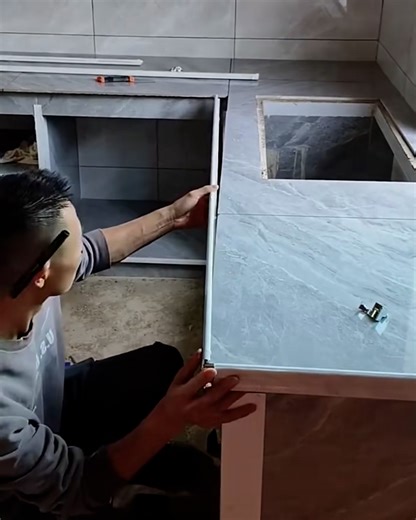 The fascinating process of installing tiles on a countertop! | Design