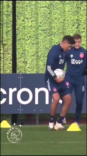 Baile inesperado de Edson Álvarez durante el entrenamiento
