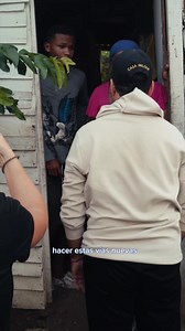 Visitamos un sector del barrio La Esmeralda. Esta parte no se parece a la Barranquilla que ya hemos ido construyendo. Aún tenemos tareas por terminar y vinimos a anunciarles que lo que falta de este tramo de arroyo lo vamos a canalizar. La buena noticia es que lo convertiremos en un parque, tal como lo pide la comunidad. Estas obras sociales dignificarán la vida de todas las familias de este pequeño sector. También vamos a traer mejoramientos de vivienda, internet gratuito, apoyo a las mujeres e