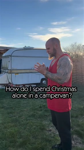 Kasper Leth Schmidt - Online Fitness Coach For Men on Instagram: "Spending Christmas alone doesn’t have to be sad or negative 🎅🏼 If you’re alone this Christmas, remember this - your worth isn’t measured by who sits next to you 🎄 It can be a chance to focus on what you have and what you can do, instead of what’s missing 🙏 Keep your mind busy with things you enjoy. For me, it’s food I don’t usually eat, way too much sweets, slowing down, resting, and creating content 😌 Sometimes peace is the 