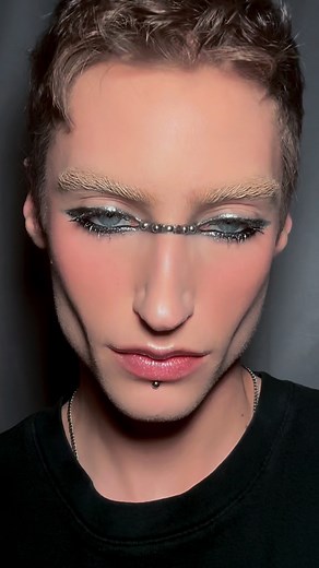 8.4K views · 4.2K reactions | Cyborg烙料 #creativemakeup #editorialmakeup | Kevlie | Facebook