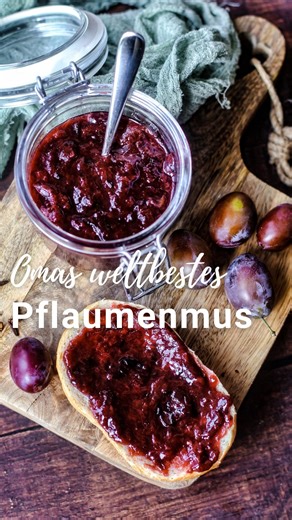 Julia Antje Reimann on Instagram: "Heute gibt’s Kindheitserinnerung zum Löffeln😋 Also für mich ist dieses Pflaumenmusrezept definitiv Erinnerung pur❤️Welches Gericht verbindet ihr mit eurer Kindheit? Rezept für 4 Gläser a 300ml 2 kg Zwetschgen 250gr Zucker 2 TL Zimt 1 TL gemahlene Nelke Pflaumen säubern, entsteinen und halbieren. Auf einem hohen Backblech verteilen, mit dem Zucker bestreuen und vermengen. Für mindestens 2 (besser 12) Stunden im ausgestellten Ofen durchziehen lassen, damit sich 