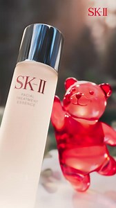 🎉 SK-II 2025週年慶限定・人氣青春露一次帶回！靠得再近都展現自信光澤✨ 🎁 週年慶超值價現省$5,251，還有機會把小熊吊飾跟MINA親簽的青春露帶回家💫 💖與MINA一起晶瑩剔透 11/1-11/30於SKII百貨專櫃單筆購買兩件商品， 其中一項為230ml(含)以上青春露， 並上LINE指定連結登錄發票號碼，即可參加抽獎唷！ 🌟 PITERAᵀᴹ 超限量青春露增量組 內含：青春露 230ml，再送青春露120ml 亮采化粧水30ml 💎 平衡膚況穩定膚質 💎 改善毛孔緊緻肌膚 💎 肌膚保濕有感透亮 輕鬆養成穩定肌底，讓肌膚晶瑩剔透💖 🎀 週年慶限量販售，贈品送完即止， 現在入手，素顏肌也能晶瑩透亮！ - 贈品數量有限送完為止 - 零售商對商品的最終銷售、價格和促銷擁有完全的自主決定權 *指品牌內，根據Beaute Research 2025一月至六月市場銷售資料" | SK-II TW