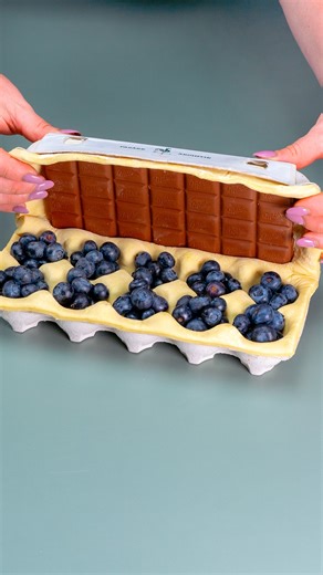 appetizing.tv on Instagram: "No one expected such a result! Simple and quick dessert from puff pastry Ingredients puff pastry: 500 g (18 oz) red apples: 3 pc water: 1 l (34 pt) blueberries: 200 g (7.1 oz) eggs: 1 pc Sauce Milka milk chocolate: 300 g (11 oz) tangerines: 1 pc orange: 1 pc Additionally ice: 5 pc Sprite: 300 ml (10 fl oz) green tea: 50 ml (1.7 fl oz) mint: 1 g (0.0 oz)"