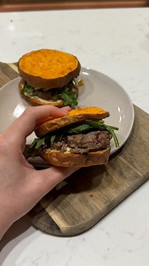 OHMYLORD CENA DEL AÑO 🥰🤭🤭🤭 🍔 en mi casa nos ciclamos con las cenas y estas MINI SWEETPOTATO BURGERS llegar para quedarse! Necesitas: Camote Carne molida Rub de norte Aguacate Arugula Hot honey Y un aderezo delicioso a base de queso cottae con chipotle NONONONONO QUE COSAAA | Come Como Sars