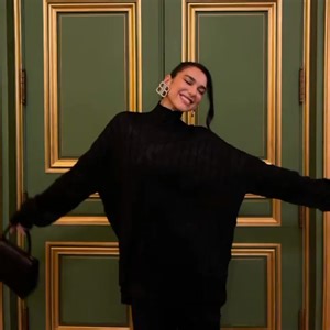 How to pose for the perfect picture: a tutorial from @dualipa 💛 | iHeartRadio