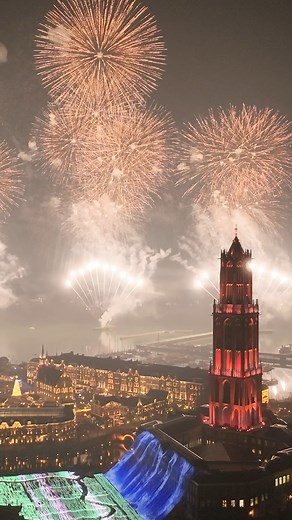 ハウステンボス Huis Ten Bosch on Instagram: "＼日本最大の花火／ 2024年も残すところあと1か月！ #ハウステンボス では12/31(火)に #光の街のカウントダウン を開催✨ 日本最大8,000発のカウントダウン花火が新年の訪れをお祝いします🎆 あなたはどこから花火を見たい？コメントで教えてね♪ #ハウステンボス #huistenbosch #長崎旅行 #九州旅行 #하우스텐보스 #豪斯登堡 #年末年始 #カウントダウン"