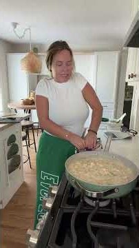 Easy Biscuit Chicken Pot Pie 🥧🍗 The ultimate cozy comfort meal made completely from scratch