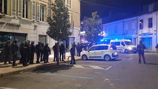 🚜Nouvelle opération des agriculteurs du Gers. ➡️C'est le bureau de nos confrères de la Dépêche du Midi qui a été ciblé par des agriculteurs, du fumier a été projeté sur la façade avenue de l'user. ➡️Les CRS et les policiers sont intervenus, le quartier est bouclé. ⚠️D'après nos informations, le conducteur de l'engin agricole a été interpellé et place en garde à vue. | Hit FM Radio