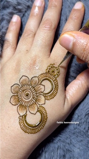 Very Simple Hennadesign #simplemehndi #easymehndi #mehndidesign #backhandmehndi #mehndi #hennadesign