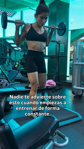 HECTOR SUAREZ | Fitness coach 🌎 on Instagram: "Nadie te advierte sobre esto cuando empiezas a entrenar de forma constante 😂 1️⃣ El progreso depende más de la recuperación que del sufrimiento. Después de entrenar fuerte, el músculo necesita tiempo y energía para repararse y adaptarse. El DOMS es parte del proceso, no una señal de “entrenar mejor”. Por eso, el descanso también se programa. 2️⃣ Aprendes que descansar también es disciplina. Decir “no entreno hoy” cuando toca, muchas veces cuesta m