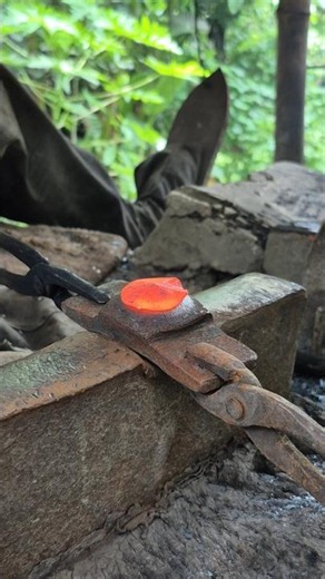 The Master of Fire: Witness Asia's and Europe's Most Incredible Blacksmithing Skills.📍