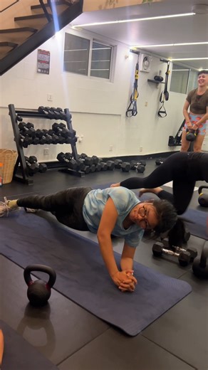 Long day at work? Join our Evening AMRAP to reset your mind and power up your body. Stronger every session. Message us for more information 📩 . #gym #studiogym #amrap #amrapstrength #workout #privatetraining #functionaltraining #bootcamp #hiit #opengym #condition #healthy #tempo #fitness #fitlife #motivation #lifestyle #grouptraining #expatfitness #kfgcondition #muscle #strong #community | KFG Condition