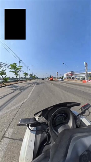 มาอย่างงี้ คงอดใจไม่ไหว😅 การขับรถย้อนศรมีความผิดตาม พ.ร.บ.จราจรทางบก พ.ศ. 2522 มาตรา 43 (8) ซึ่งห้ามมิให้ผู้ขับขี่ขับรถในลักษณะที่เห็นได้ว่าไม่คำนึงถึงความปลอดภัยของผู้อื่น มีโทษปรับตั้งแต่ 500 ถึง 2,000 บาท หรืออาจสูงถึง 5,000 – 20,000 บาท และจำคุกไม่เกิน 1 ปี หากเป็นสาเหตุให้เกิดอุบัติเหตุหรือเป็นอันตรายต่อผู้อื่น #เมืองตาก #จราจร #ตํารวจ #ภาค6