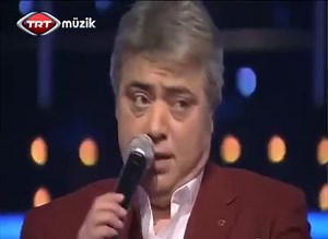 Gözleri gülmemiş gönlü perişan Sevmiş sevilmemiş kahır yaşayan Nefretin yerine sevgi taşıyan Böylesine mahsun kul sevilmez mi | Cengiz Kurtoğlu