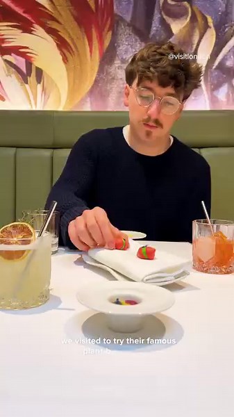 Did you know you can enjoy vegan fine-dining in the heart of London? 🍽️ Pied à Terre Restaurant is London’s longest-standing independent Michelin starred restaurant taking vegan cuisine to new heights. Their innovative plant-based tasting menu is full of vibrant colours and flavours, and is available to enjoy all year round. Whether you're vegan or simply curious about exploring plant-based options, Pied à Terre is a must-visit destination in London. Will you add this spot to your London restau