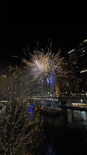 The night wrapped up with the Wintrust Fireworks Spectacular bursting over the Chicago River — a sparkling finale to the Magnificent Mile Lights Festival. 🎆✨ Chicago’s holiday season is officially glowing. #WintrustLightsFest @themagmile @wintrust @pioneercourt @401nmichigan #chicago #thingstodoinchicago #visitchicago #chicagobucketlist #chicagodateideas #chicagofood #novembereventsinchicago #chicagowinter #christkindlmarket | Sipping in Chicago