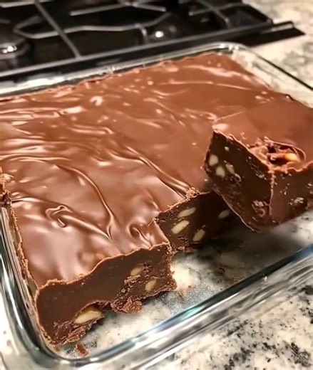 20K views · 47 reactions | This super delicious fudge really does take just 5 minutes to prepare. It can be served as a side dish at home or made for those events that gather lots of family and friends around. Full recipe  | Favorite Skinny Recipes | Facebook