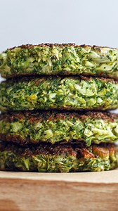 Broccoli Fritters 🥦 as always the recipe with full notes is in the SO VEGAN App and website (links in comments) ✌️ Today we’re rolling back to these delicious broccoli fritters, which I’ve been obsessed with ever since I first made them! They pack a punch with dill, capers, lemon zest and dijon mustard - but you could always substitute the dill for parsley or coriander if you prefer. Enjoy, Roxy | So Vegan