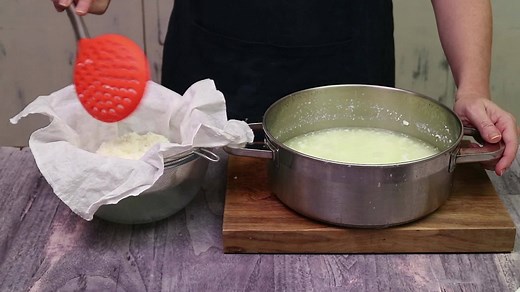 3.5M views · 53K reactions | Cómo hacer queso fresco en casa muy fácil. Un queso crema tipo Philadelphia o un queso más duro dependiendo del tiempo de reposo. Con apenas 2 ingredientes. Receta fácil y económica. INGREDIENTES: 1,5 litros de leche fresca pasteurizada (leche de vaca) 45 ml de zumo de limón (1 limón y medio aproximadamente) | Las Recetas de MJ | Facebook