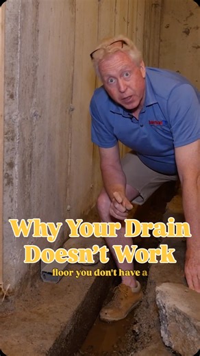 How could a drain possibly work… if it’s above the water? 🤔 Water doesn’t flow uphill — yet we see this mistake all the time. . When a drainage system is installed too high, the water never reaches it. It builds pressure beneath the floor, forcing its way through cracks instead of being carried safely to the sump pump. . And that slab thickness? If the concrete is poured too thick, it blocks the drainage path entirely. . ✅ The key: drainage must sit below the water level, and the slab must be p