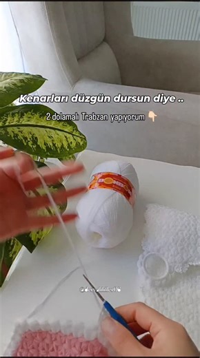 deryalılifler06 on Instagram: "Merhabalar kenarını 2 dolamalı 3 çıkarmalı trabzan yapıyorum üzerini 3 zincir çekiyorum. Toplamda 6 trabzan oluyor. Ben uzun sevmiyorum kenarını yaparken tığımı kaldırmıyorum kısa daha güzel görünüyor. 🫠 #lifmodelleri #örgüfikirleri #örgüyedairherşey #keşfet"