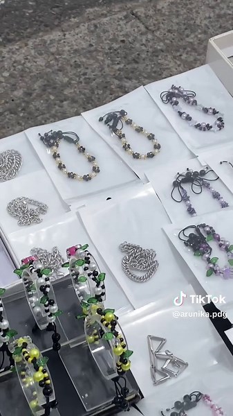 Gelang cantik 🗣️Information😉 Stand buka setiap hari😄 📍 Gang sendal Jln. Ir Juanda Flamboyan Baru, jalan arah ke taplau Pemesanan online bisa lewat DM📩 Pengiriman Go-send se kota padang, tapi ongkir kamu yang bayar ya🤪 Tag bestie or pacar kamu biar aksesorisnya couple❤️‍🔥😂 ——————————————————-/—-///—— #padang #handmade #titanium #kalungtitanium #kalungmanik #gelangmanik #gelangtitanium #gelanghandmade #kalunghandmade #gelangcowok #kalungcowok #strapphone #gantunganhandphone