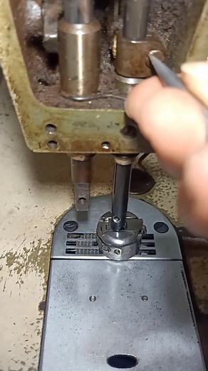 measure the height of the needle pole with a skoci #sewing #sewingtips #sewingtricks | Enno Jahit