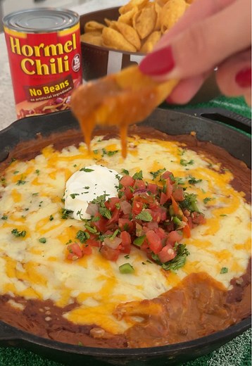 #HORMEL®ChiliPartner Chili Cheese Bean Dip — easy, cheesy, and so good! 🏈🌶️ Ingredients: • 1 can HORMEL® Chili No Beans • 16 oz salsa • 16 oz refried beans • Shredded cheese • Sour cream & pico (optional) I Instructions: 1. Mix chili, salsa & refried beans in a skillet. 2. Top with cheese. 3. Bake at 350° for 20 min until bubbly! 4. Finish with sour cream & pico — if you want! @HORMEL®️ Chili