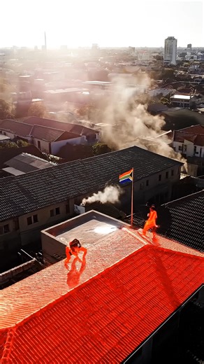 This paint doesn’t just change color… it changes temperature. 🎨☀️ South Africa just engineered a coating that reflects heat and cools buildings naturally. Less AC. Less power. More future. 🇿🇦 #EngineeringPost #GreenTechnology #SouthAfrica #ClimateInnovation #EnergyEfficiency #CoolRoof #SustainableCities #UrbanHeatIsland #EngineeringMarvel #FutureTech #ClimateSolutions #Infrared #RadiativeCooling #NetZero #SmartMaterials | Engineering Post
