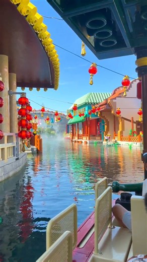 China Travel 中国旅游🇨🇳 on Instagram: "上海乐高乐园 上海乐高乐园是中国首个乐高乐园，于2025年7月5日正式开业。这座专为亲子家庭打造的乐高主题乐园和酒店综合度假区，拥有8大主题区，超75个互动骑乘设施、表演和玩乐景点，以及由超8500万块乐高积木拼搭的数千个乐高模型 📍上海乐高乐园度假区，金山区，上海 📍Legoland Shanghai Resort, Jinshan District, Shanghai"