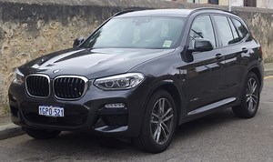 Leere Autobatterie am BMW X3 wechseln | Ratgeber   Laden & Anlernen